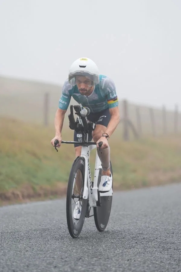 Matthieu Bolzer à vélo dans la brume