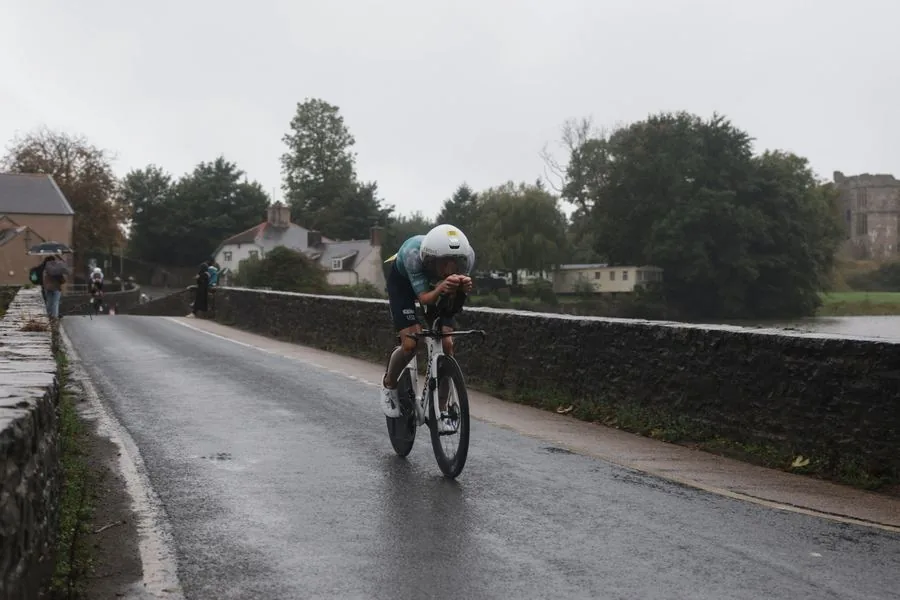 Matthieu Bolzer à vélo sur une route mouillée