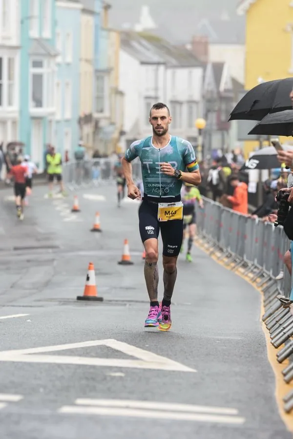 Matthieu Bolzer en course à pied dans les rues d'Aberdyfi
