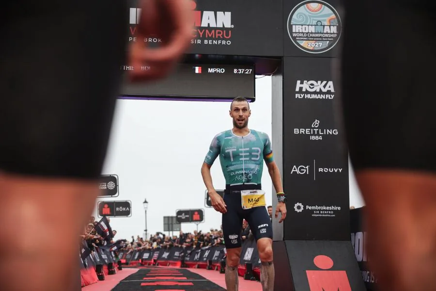 Arrivée de Matthieu Bolzer sous l'arche de l'Ironman Wales