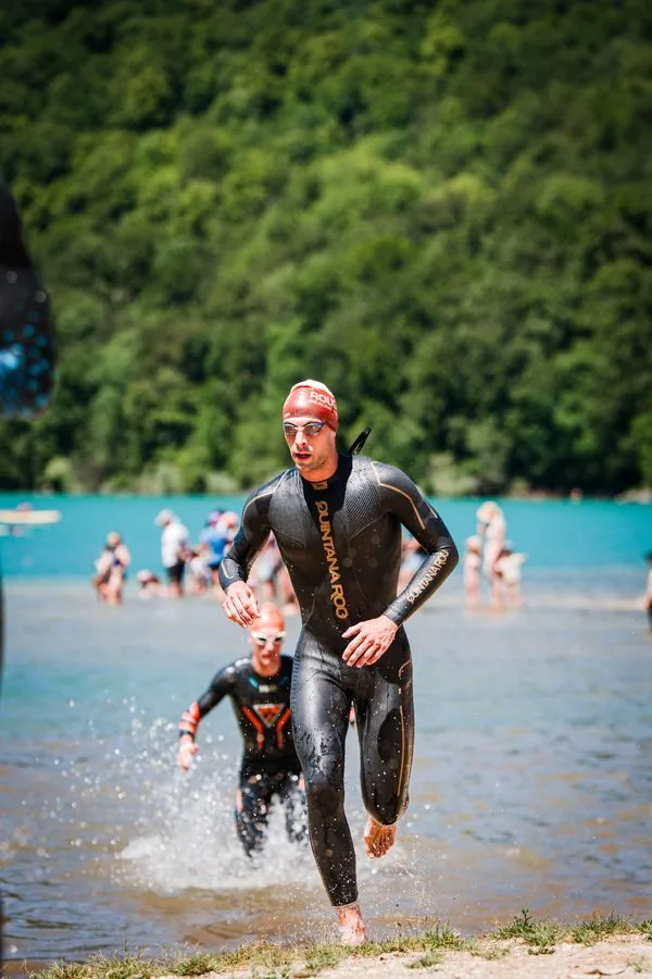 Matthieu Bolzer sort de l'eau après la natation