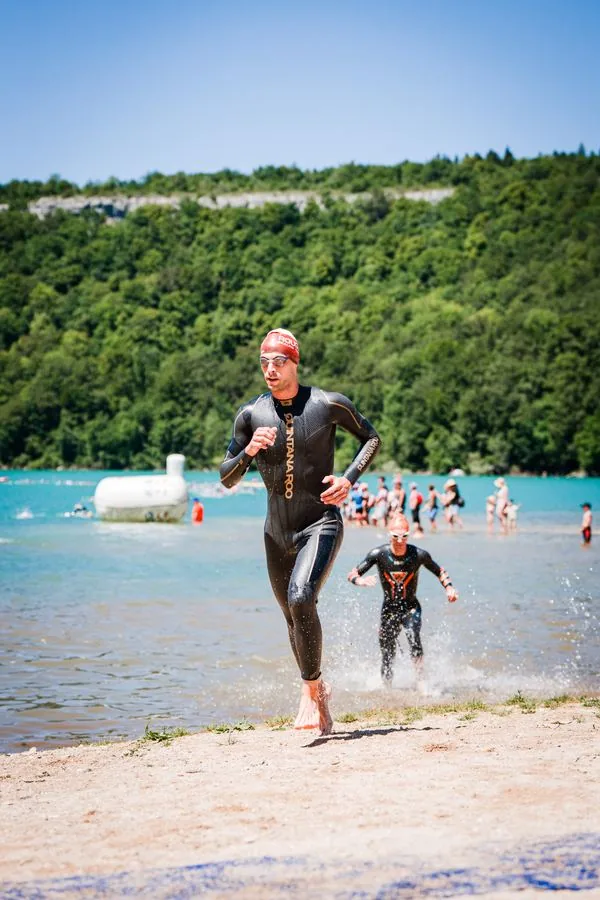 Matthieu Bolzer sort de l'eau en combinaison