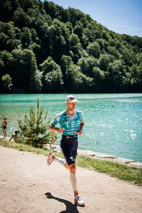 Matthieu Bolzer en course à pied au bord du lac