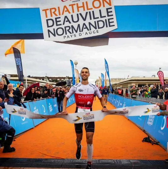 Matthieu Bolzer franchit la ligne d'arrivée du Triathlon International Deauville